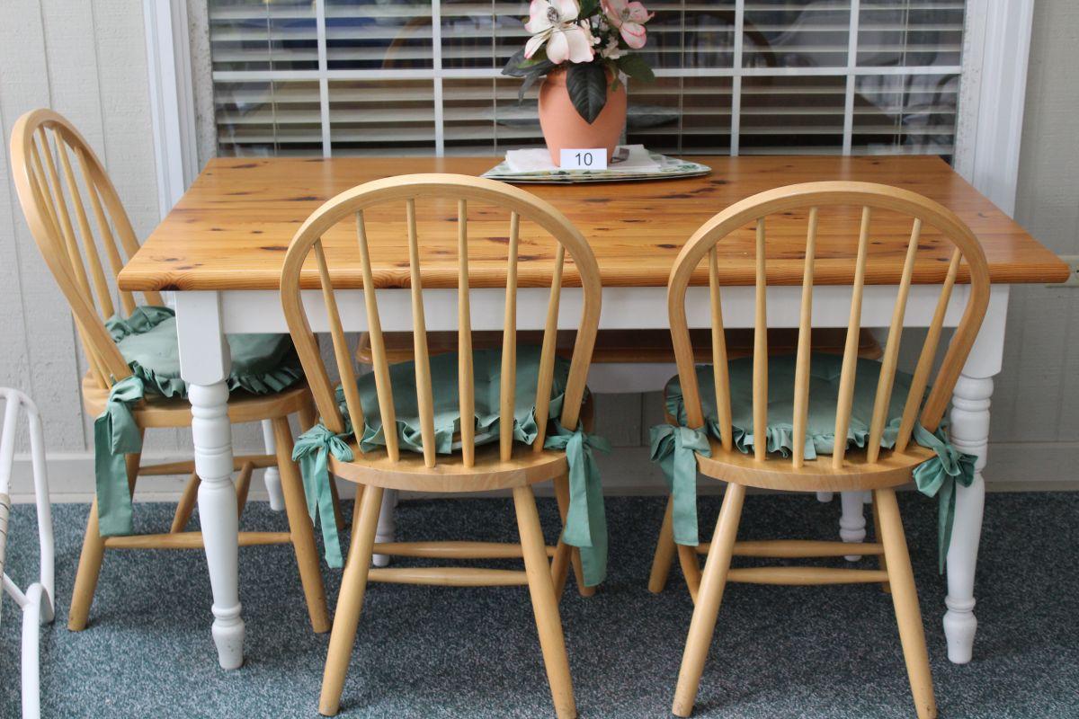 Very Nice Farmhouse Table With Matching Chairs And Bench