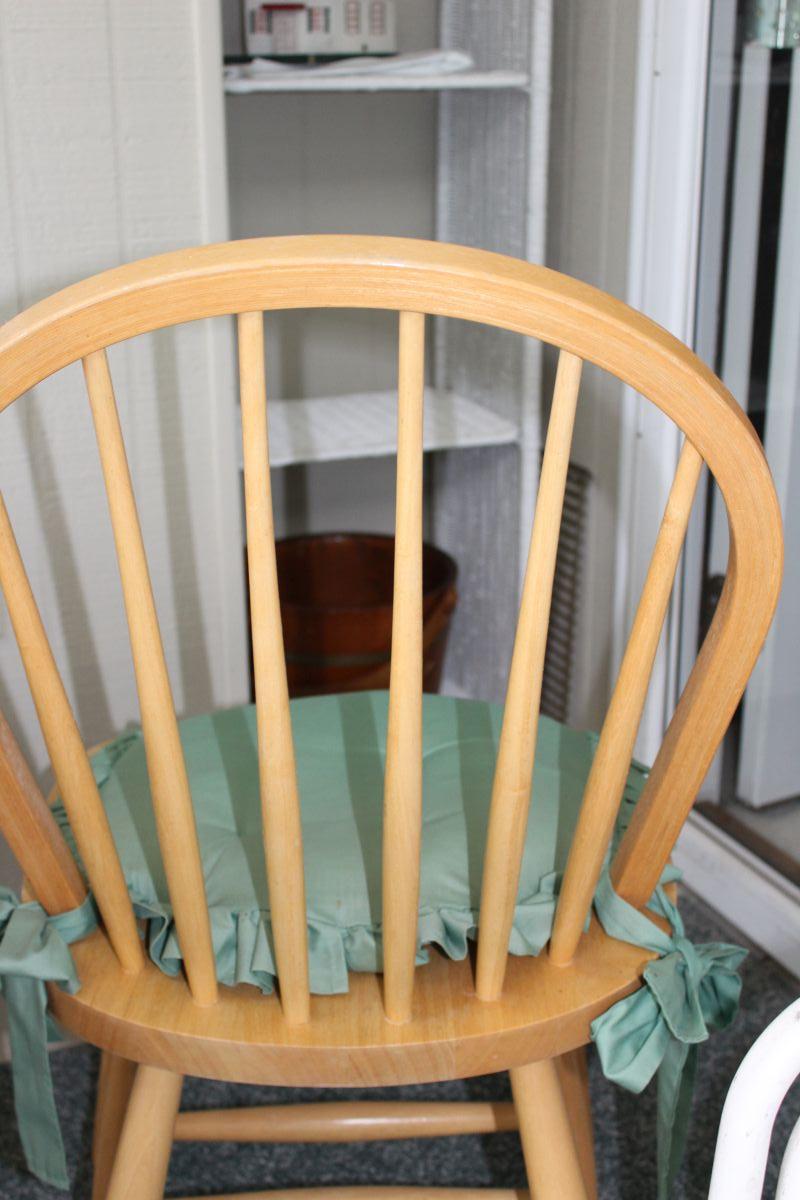 Very Nice Farmhouse Table With Matching Chairs And Bench