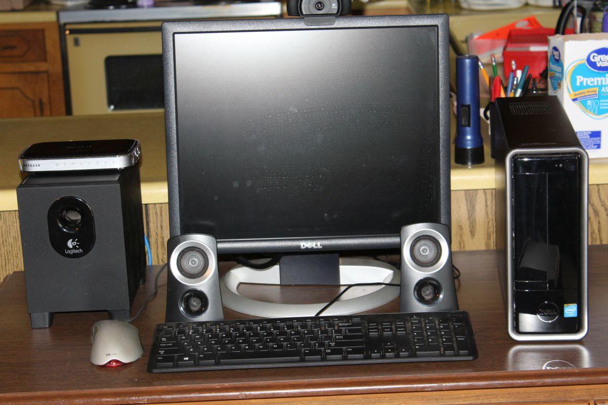 Dell Insperion 3646 Desktop Computer With Many Accessories