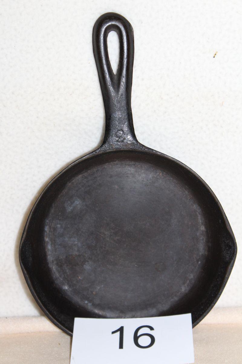 Vintage #3 Martin Stove & Range Spouted Cast Iron Skillet