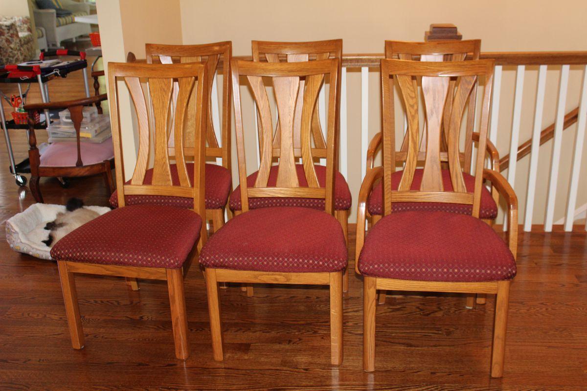 Solid Oak Dining Room Table W/Chairs