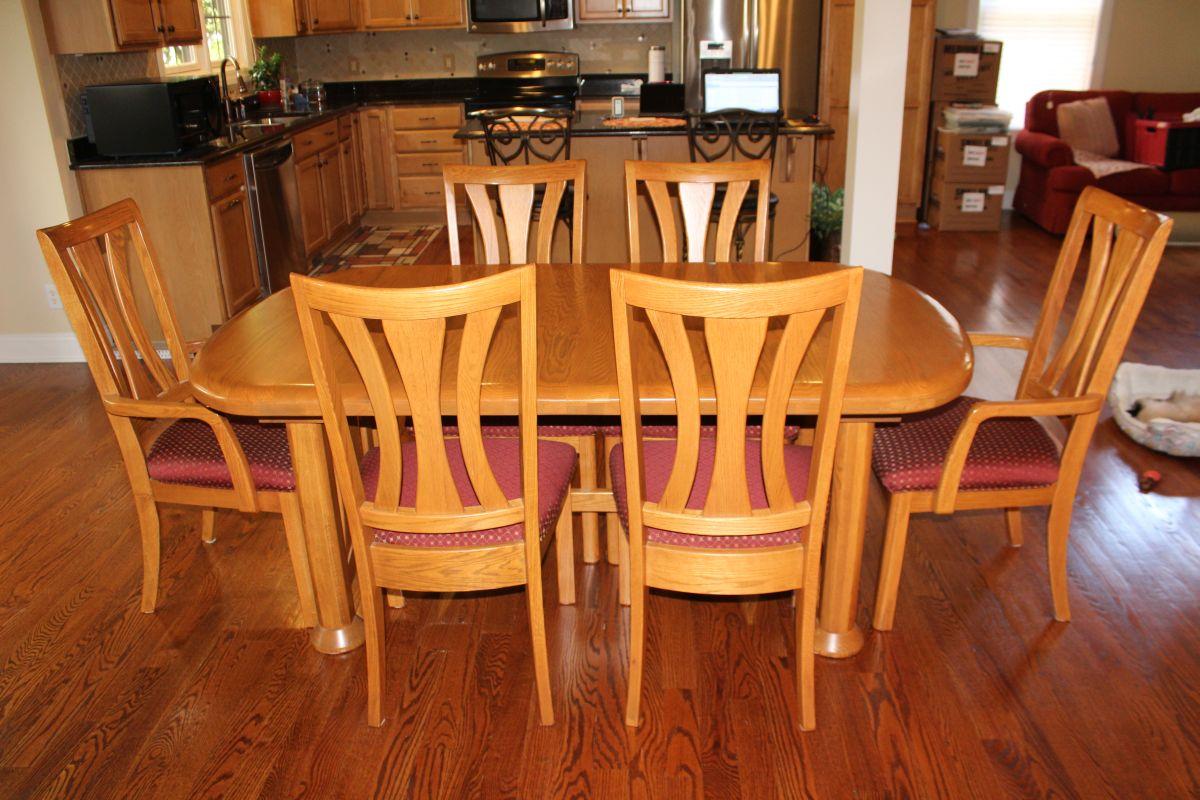 Solid Oak Dining Room Table W/Chairs