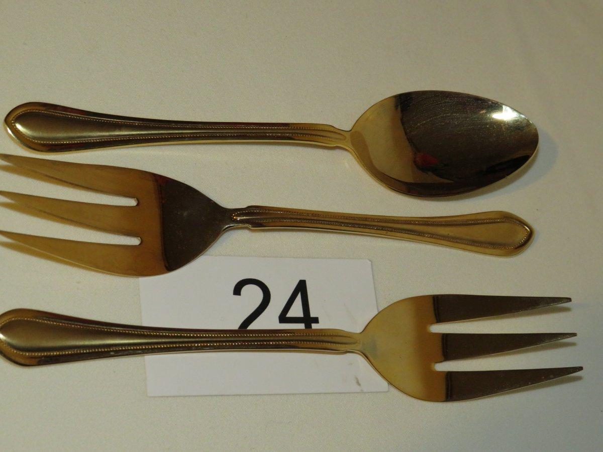 NICE 40 Piece Farberware 18/0 Gold Plated Flatware W/Open Storage Box