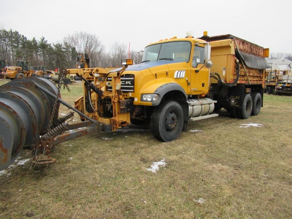 "09 Mack GU712  Dump YW 6 cyl  Diesel  PB PS R AC VIN: 1M2AX02C89M001163; Defects: Body Damage; Oil 