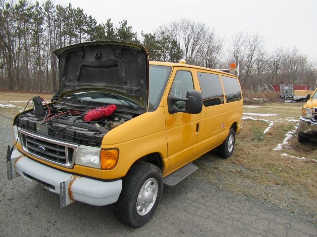 "07 Ford E350  Van RD 8 cyl AT PB PS R AC PW VIN: 1FBNE31P07DA56998; Defects: Alternator; Body Damag