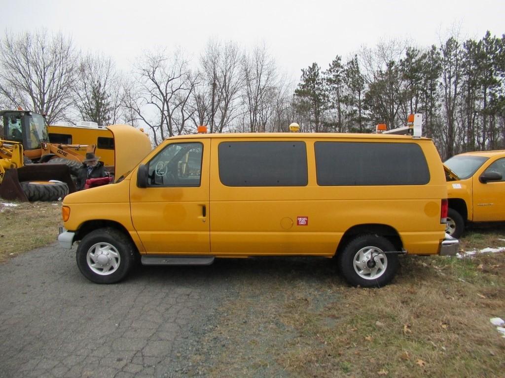 "07 Ford E350  Van RD 8 cyl AT PB PS R AC PW VIN: 1FBNE31P07DA56998; Defects: Alternator; Body Damag