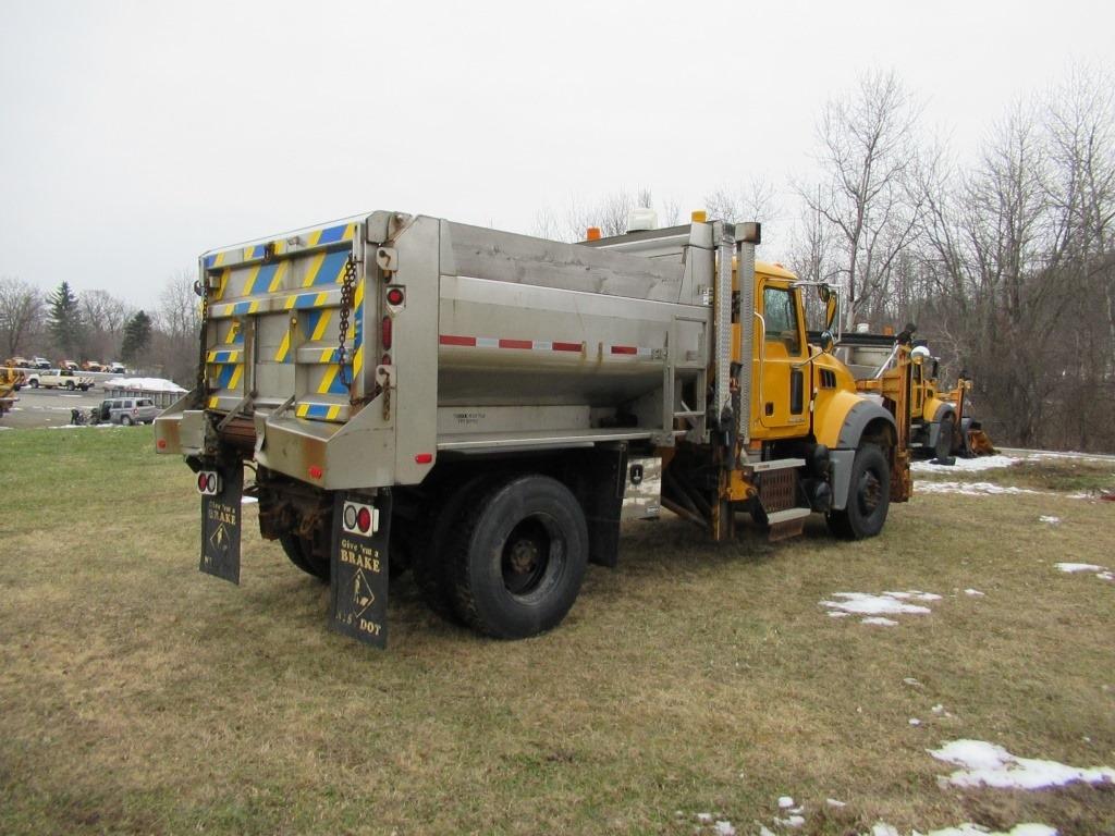 "10 Mack GU712  Plow Truck YW 6 cyl  Diesel  PB PS R AC VIN: 1M2AX02C4AM001200; Defects: Axle; Body