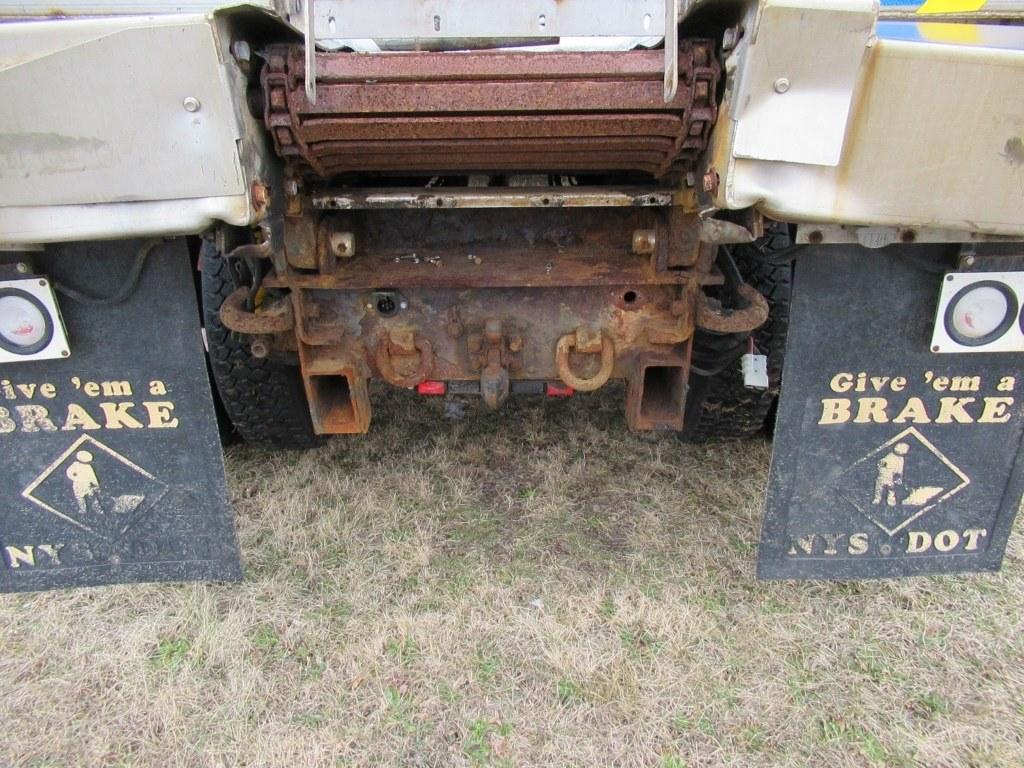 "10 Mack GU712  Plow Truck YW 6 cyl  Diesel  PB PS R AC VIN: 1M2AX02C4AM001200; Defects: Axle; Body