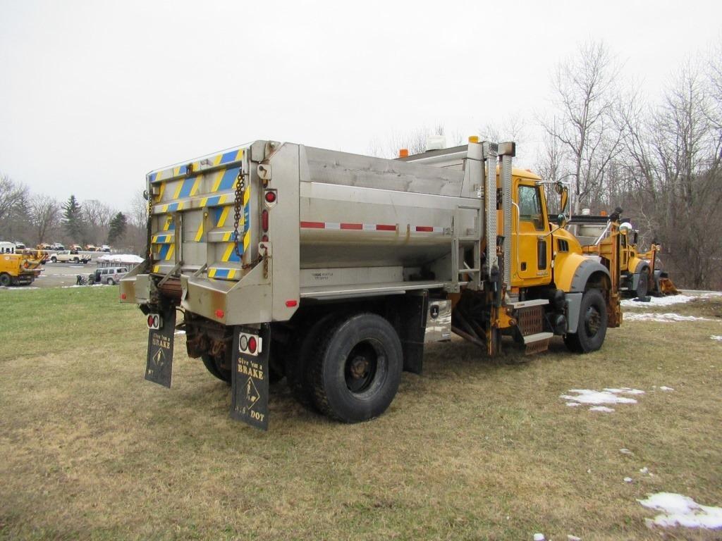 "10 Mack GU712  Plow Truck YW 6 cyl  Diesel  PB PS R AC VIN: 1M2AX02C4AM001200; Defects: Axle; Body