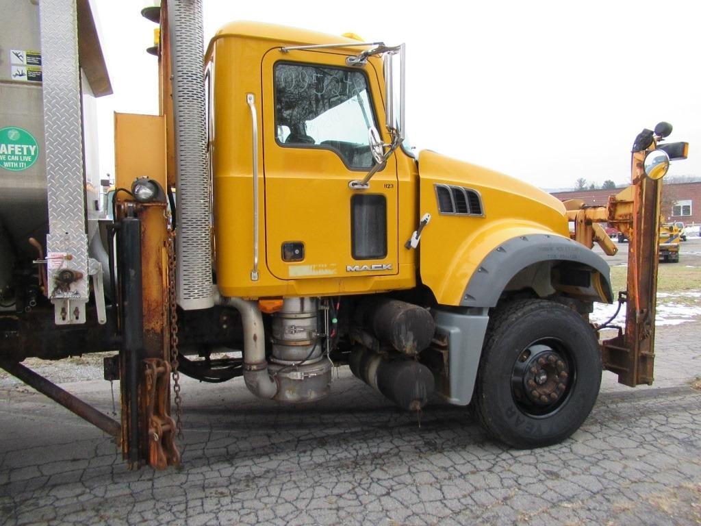 "09 Mack GU713  Plow Truck YW 6 cyl  Diesel  PB PS R AC VIN: 1M2AX04C89M006957; Defects: Air Tanks;