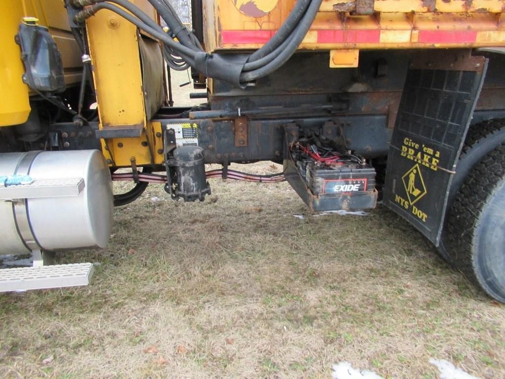 "09 Mack GU713  Plow Truck YW 6 cyl  Diesel  PS R AC VIN: 1M2AX04CX9M006958; Defects: Body Damage; S