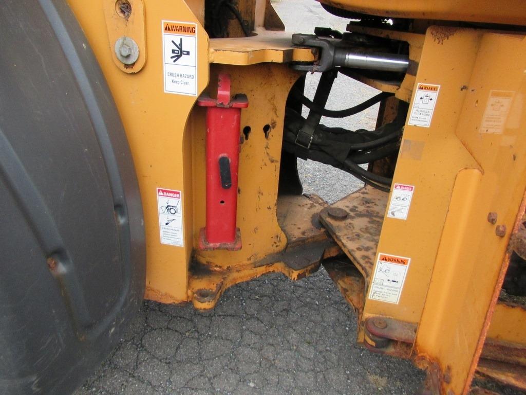 09 Case 621E Loader YW 6 cyl Diesel (Hours: 3518) Defects: RT door glass missing; Windshield cracked