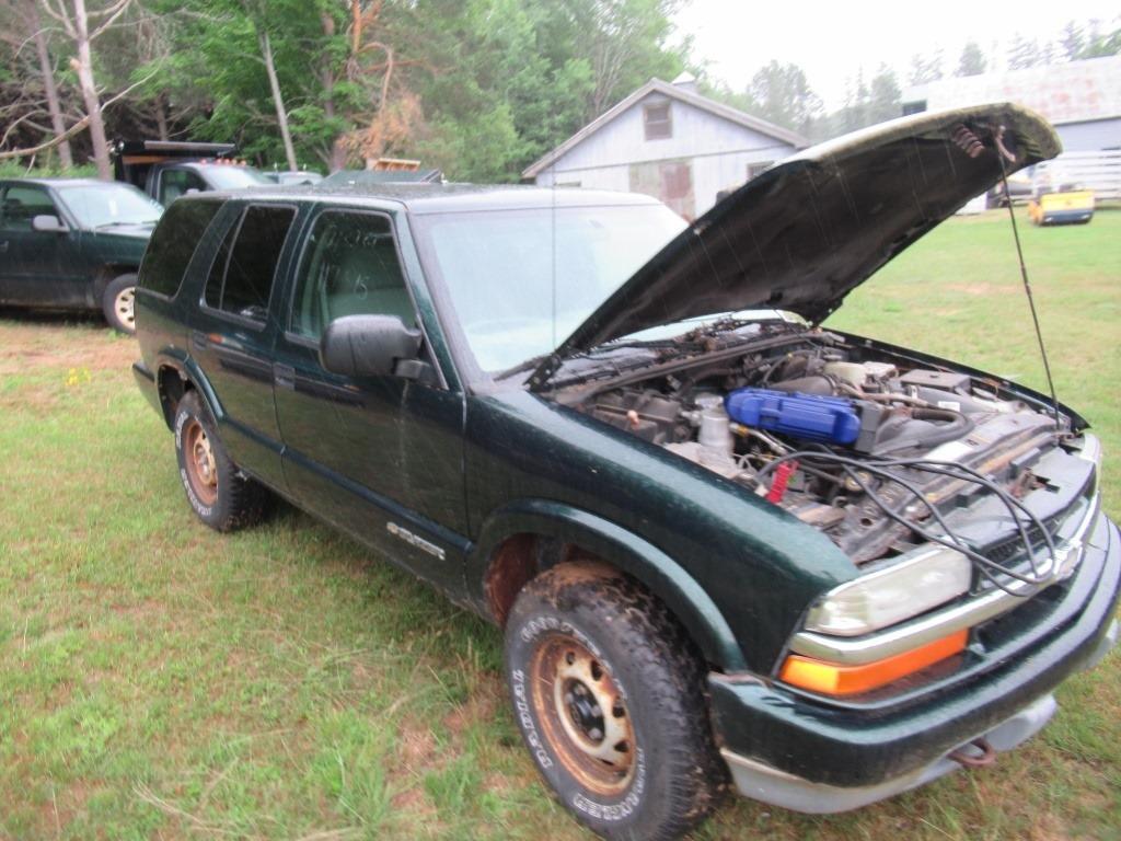 04 Chevrolet Blazer  Subn GR 6 cyl  4X4; Started with Jump on 7/7/21 AT PB PS R AC PW VIN: 1GNDT13X2