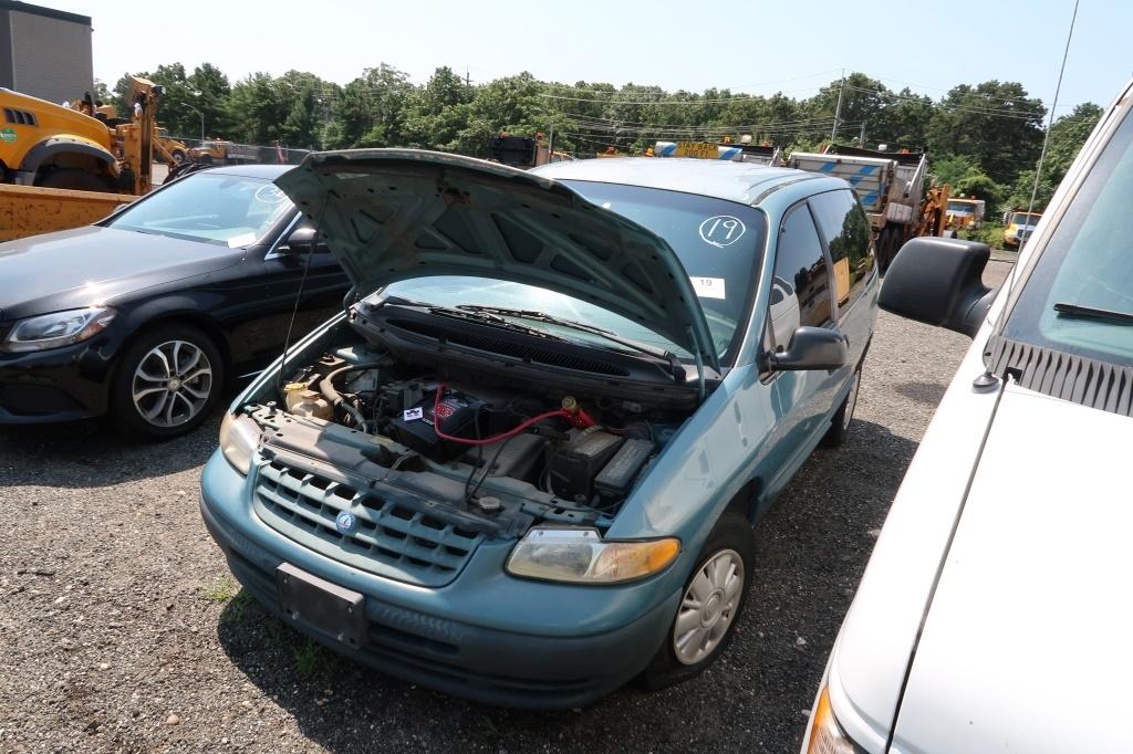 99 Plymouth Voyager  Van BL 6 cyl AT PB PS R VIN: 2P4GP25R2XR408587; Defects: Engine; Oil Leak; Stat