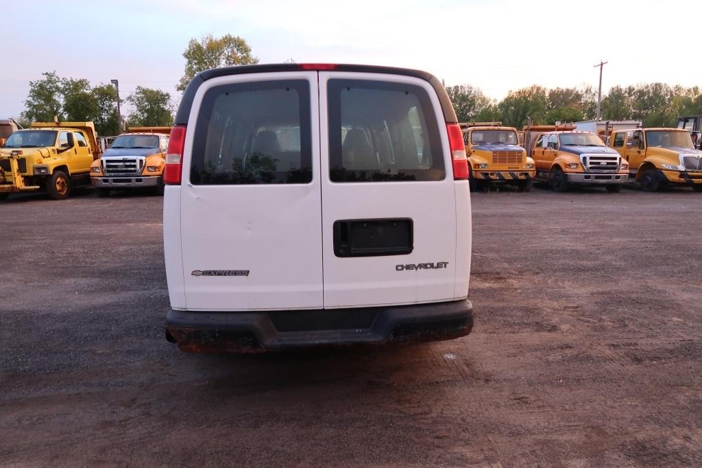 05 Chevrolet G2500 Express   WH 8 cyl  Started on 9/21/21 AT PB PS R AC PW VIN: 1GAGG25U351238131; D