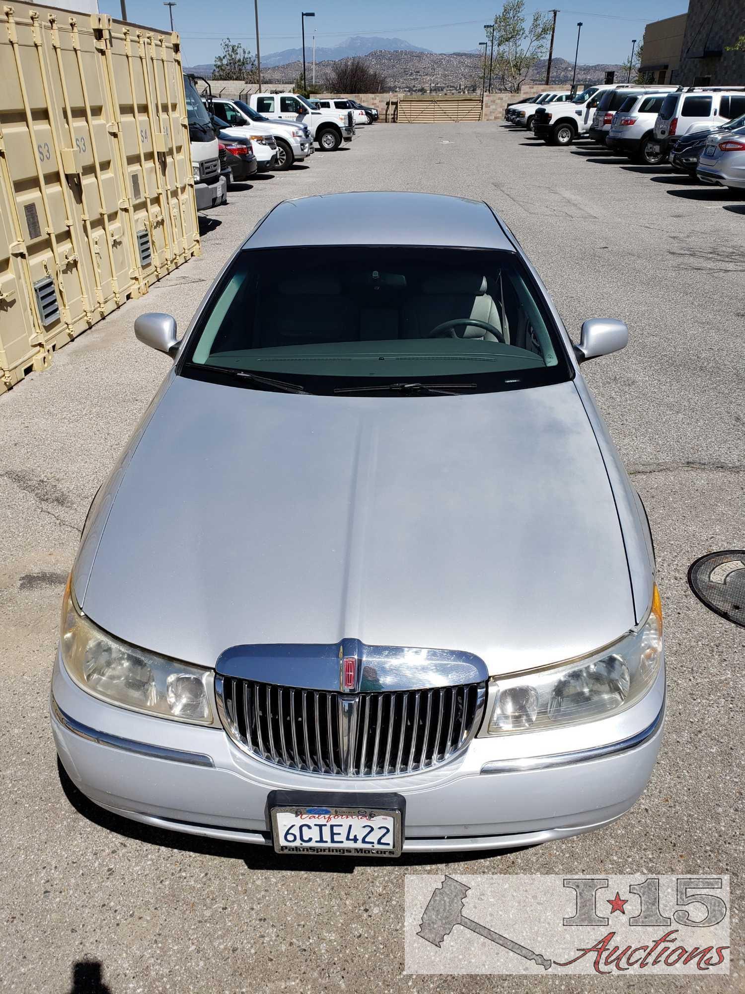 1999 Lincoln Towncar Silver With Current Smog!!