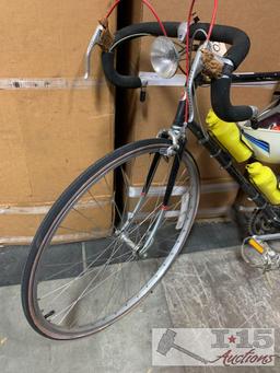 Vintage Le Tour sries Schwinn road bike with accessories! TURNS ON
