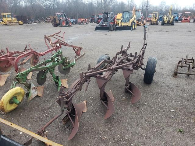 International 3btm. Pull Plow