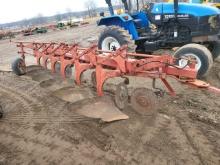 International 720 6btm. Plow