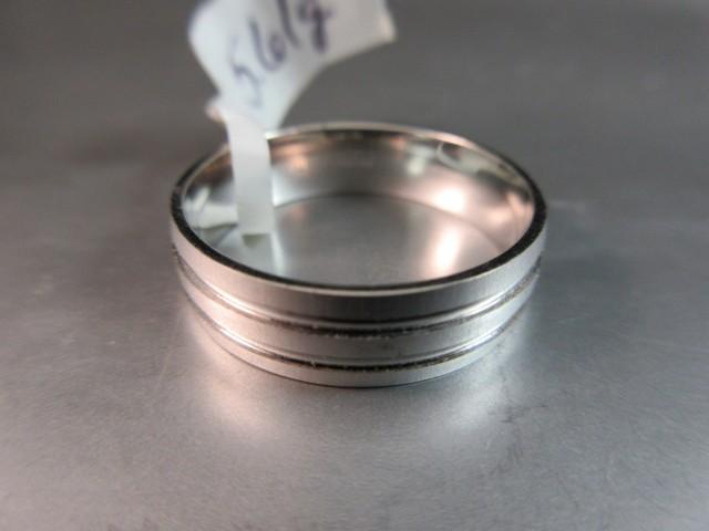 New 5.61gr 14K White Gold Band Style Ring Camelot