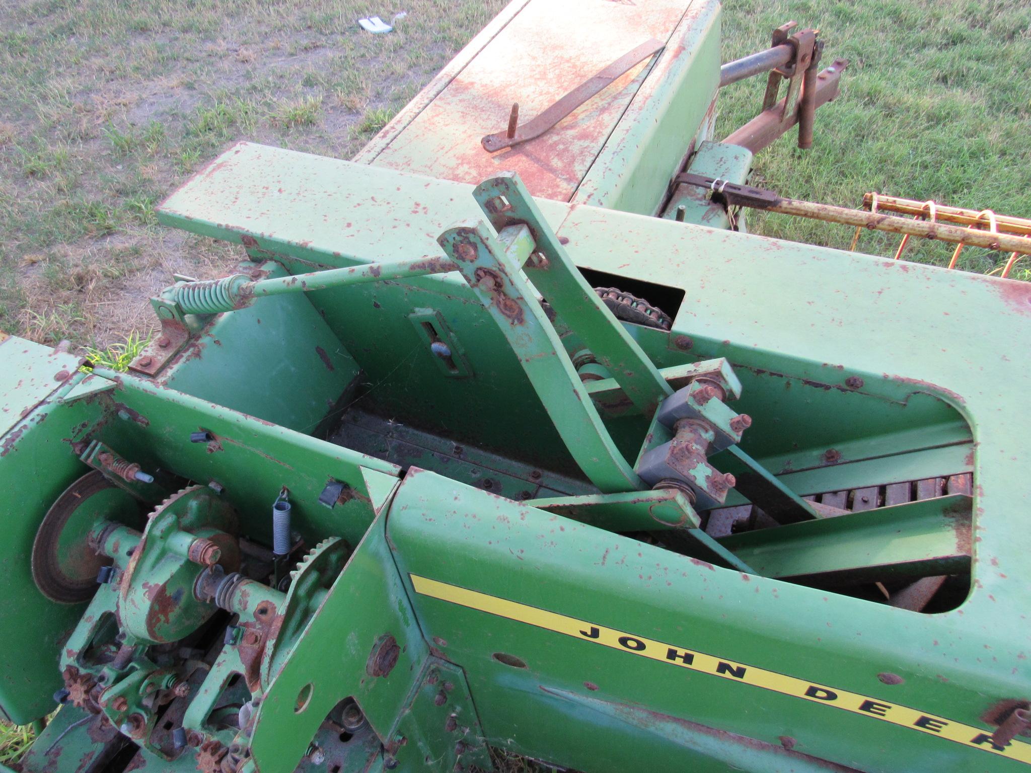 JOHN DEERE 346 SQUARE HAY BALER