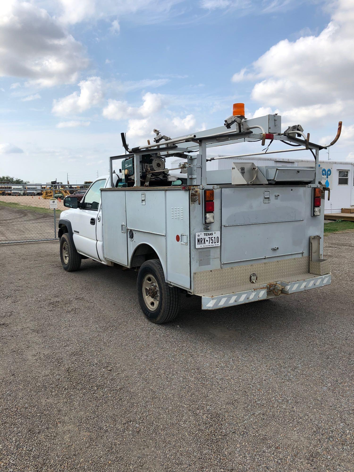 2002 Chevrolet 2500HD utility truck with generator