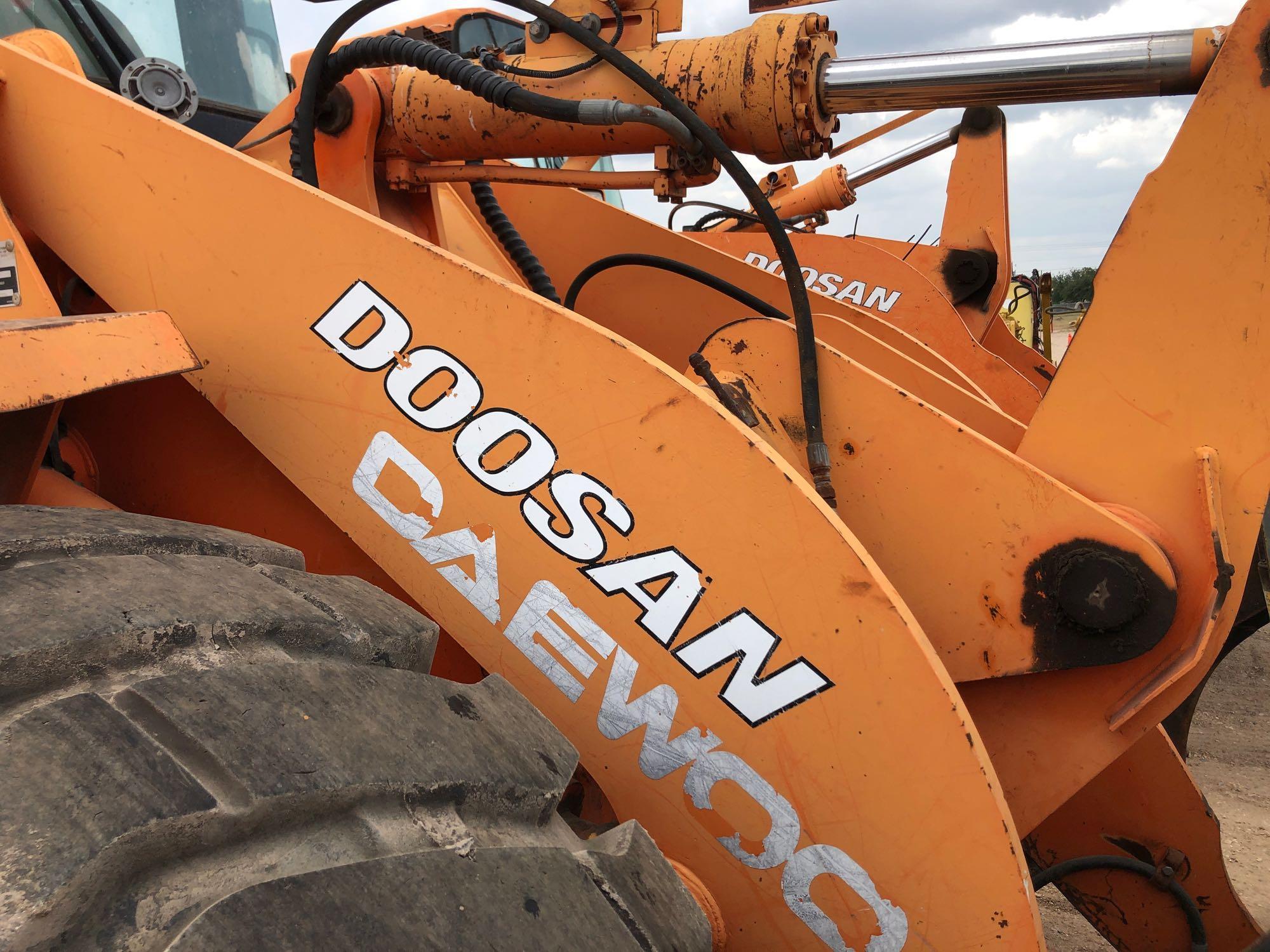 2006 Doosan 200-V Wheel Loader, with Brush Loader Attachment, Srl# DHKHLSQ0E65001310