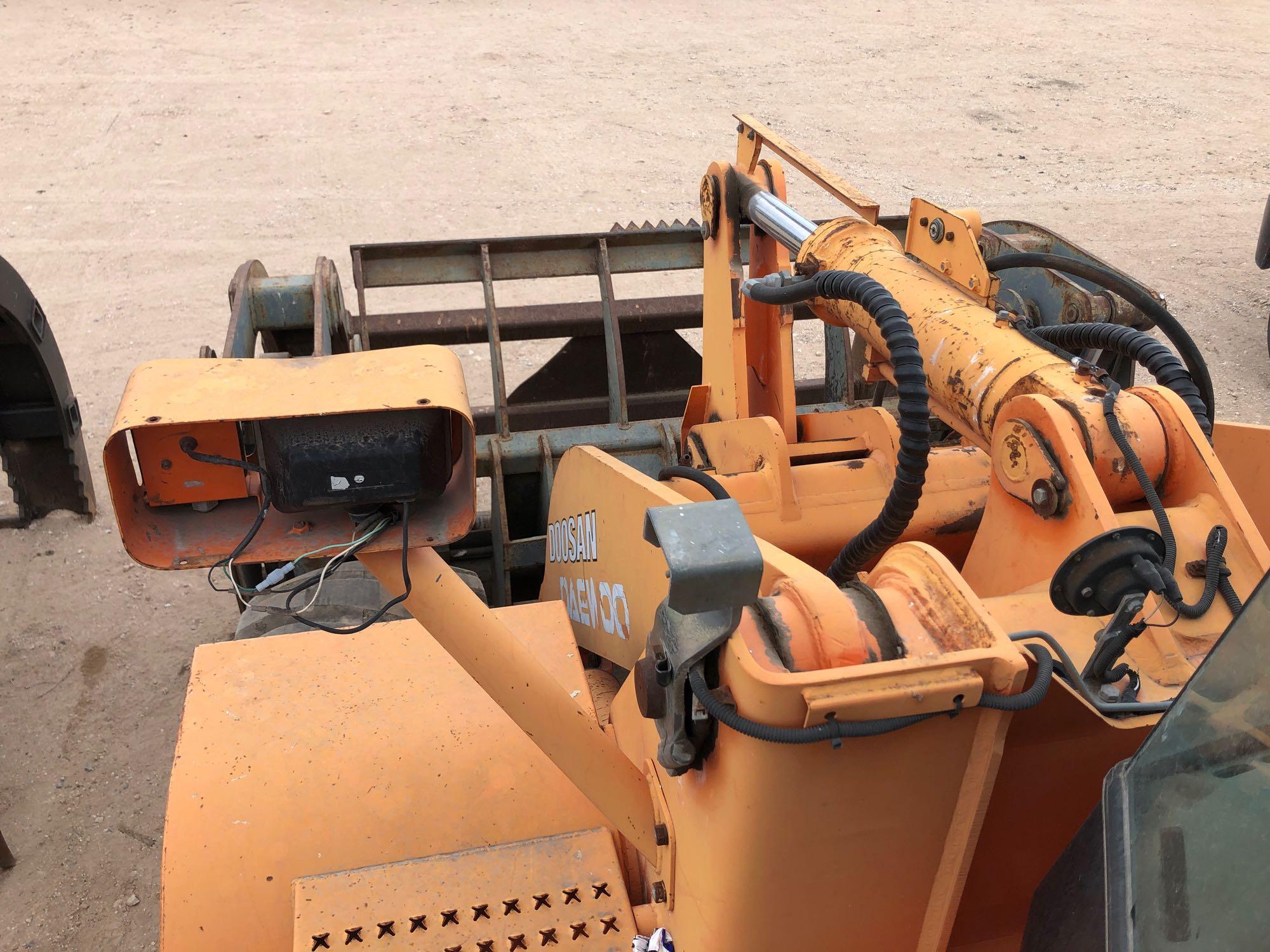 2006 Doosan 200-V Wheel Loader, with Brush Loader Attachment, Srl# DHKHLSQ0E65001310