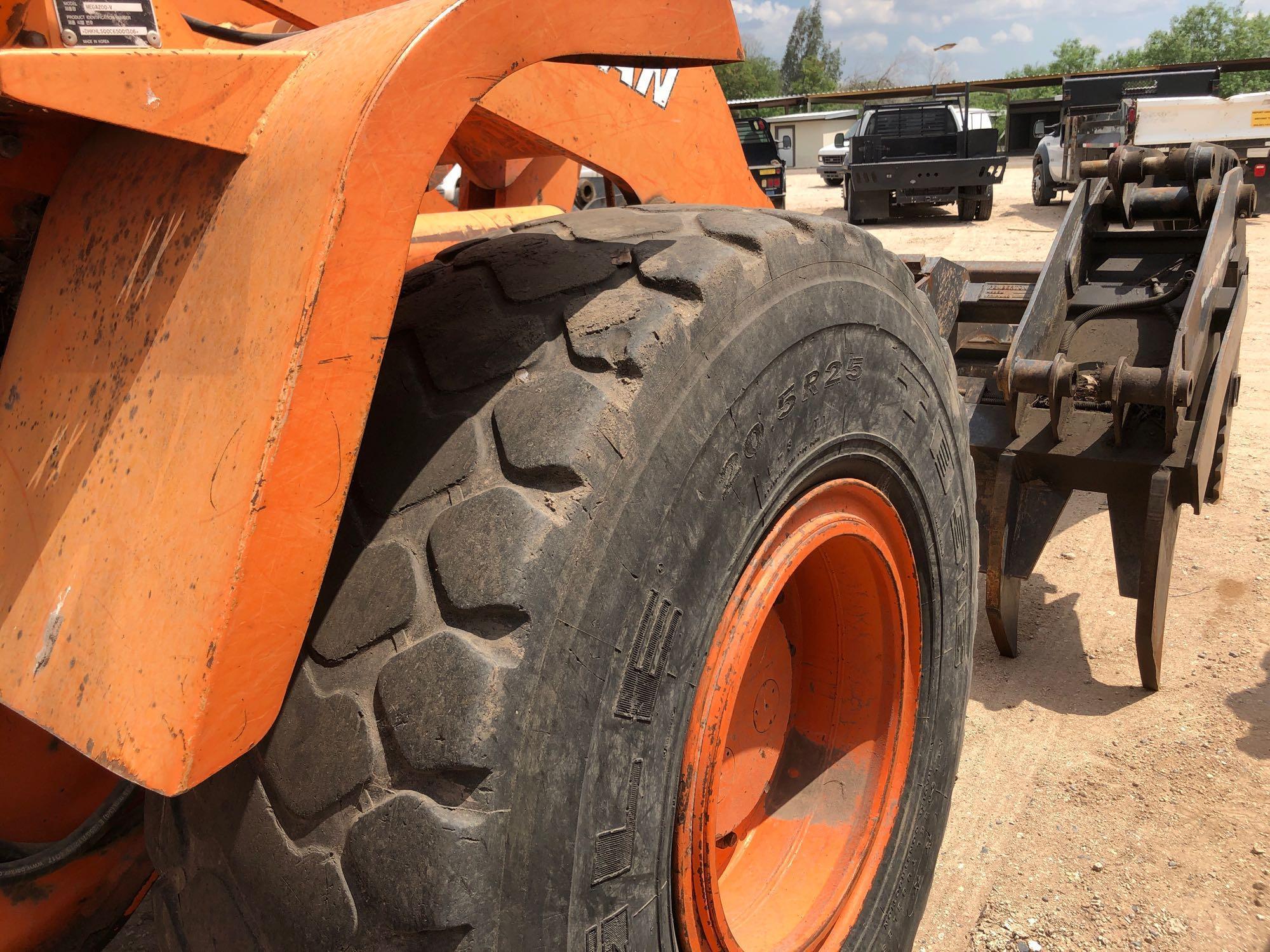 2006 Doosan 200-V Wheel Loader with Brush Loader Attachment, Srl# DHKHLSQ0C65001306