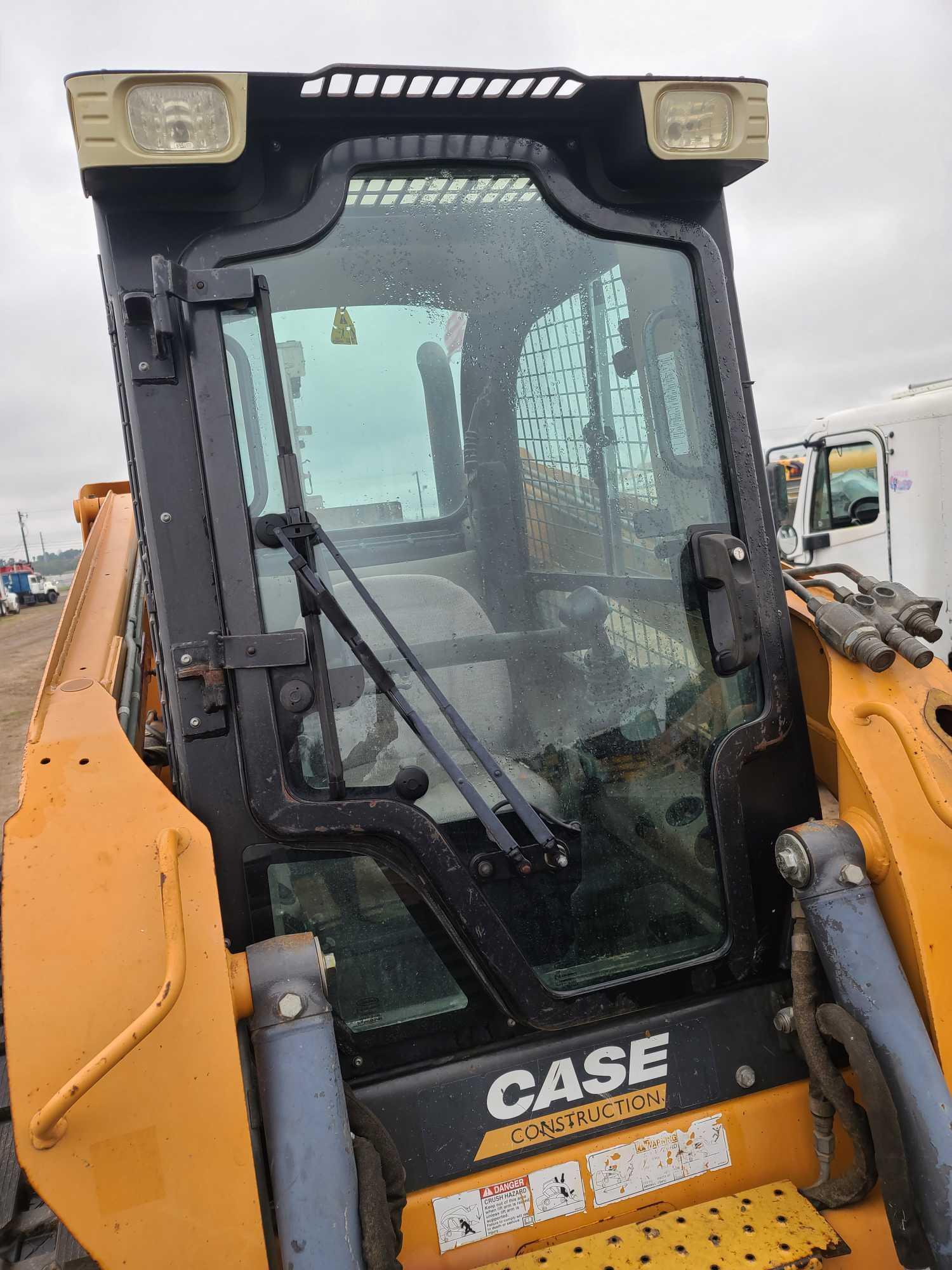 CASE TR320 Skid Steer