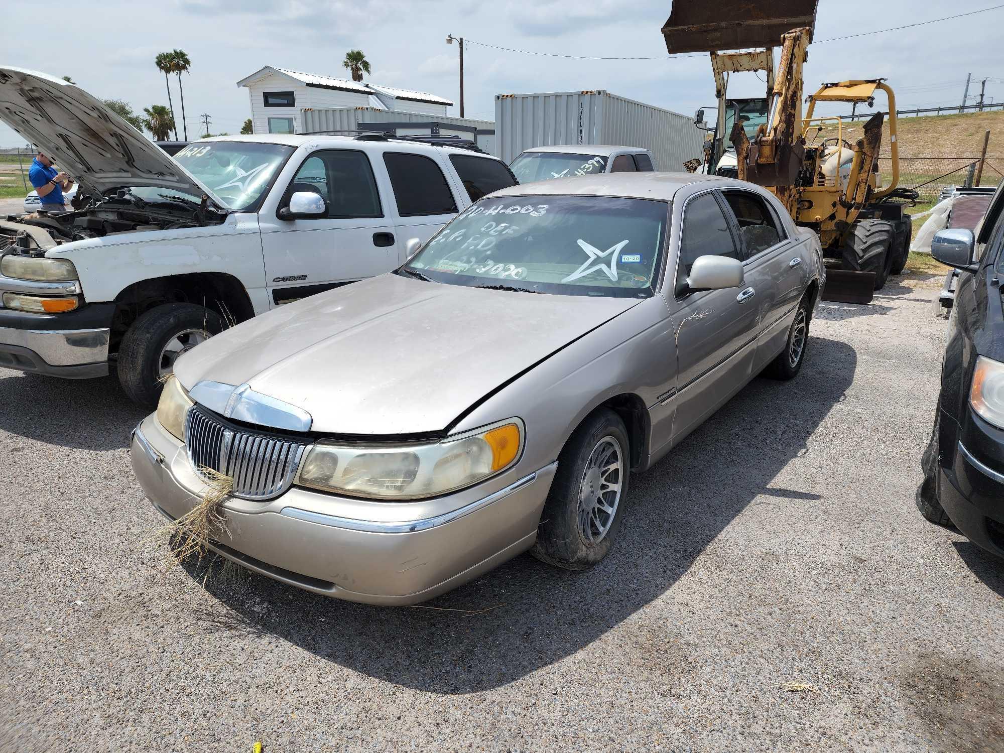 2000 Lincoln Town Car Passenger Car, VIN # 1LNHM82W4YY800946