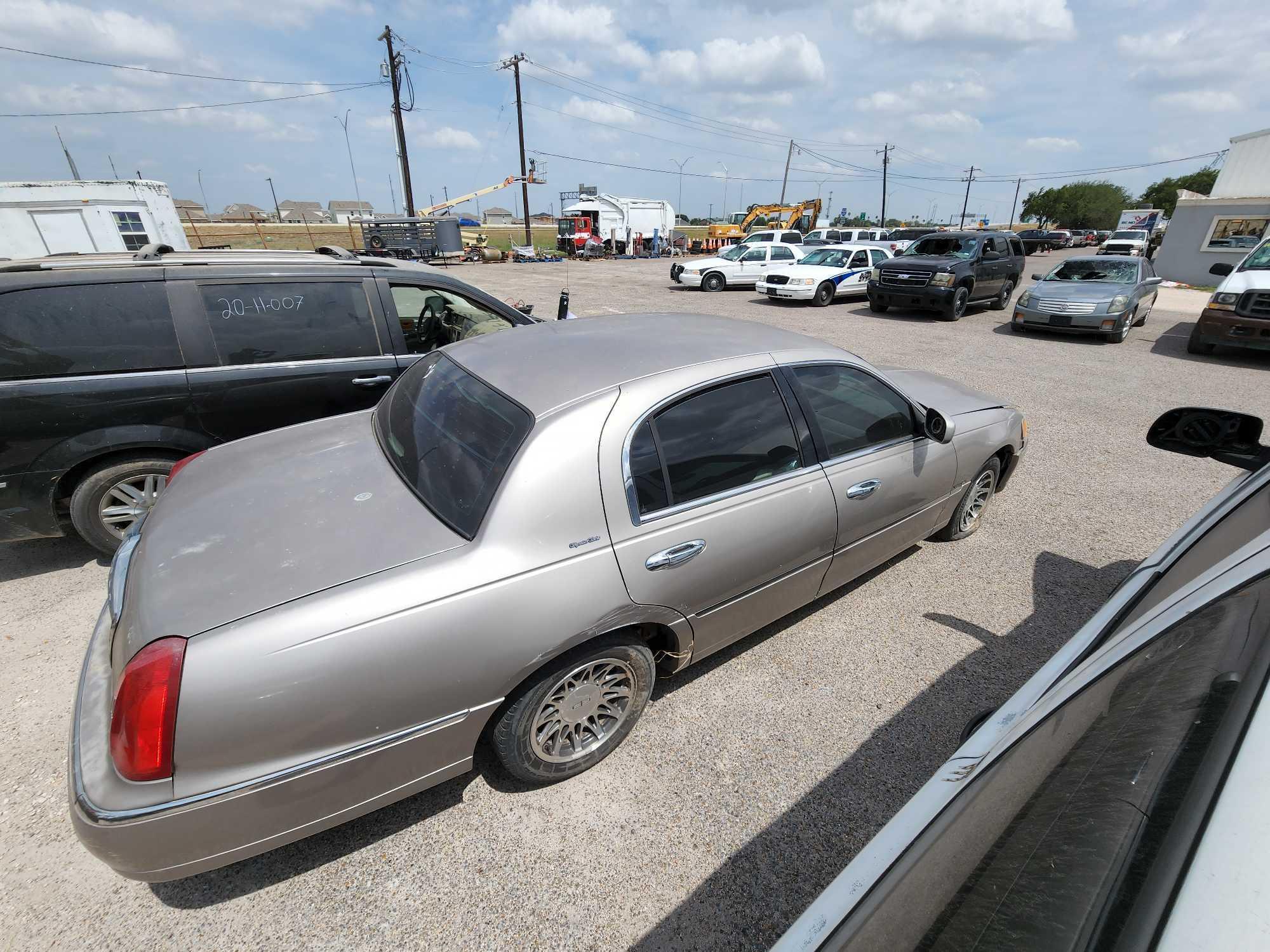 2000 Lincoln Town Car Passenger Car, VIN # 1LNHM82W4YY800946