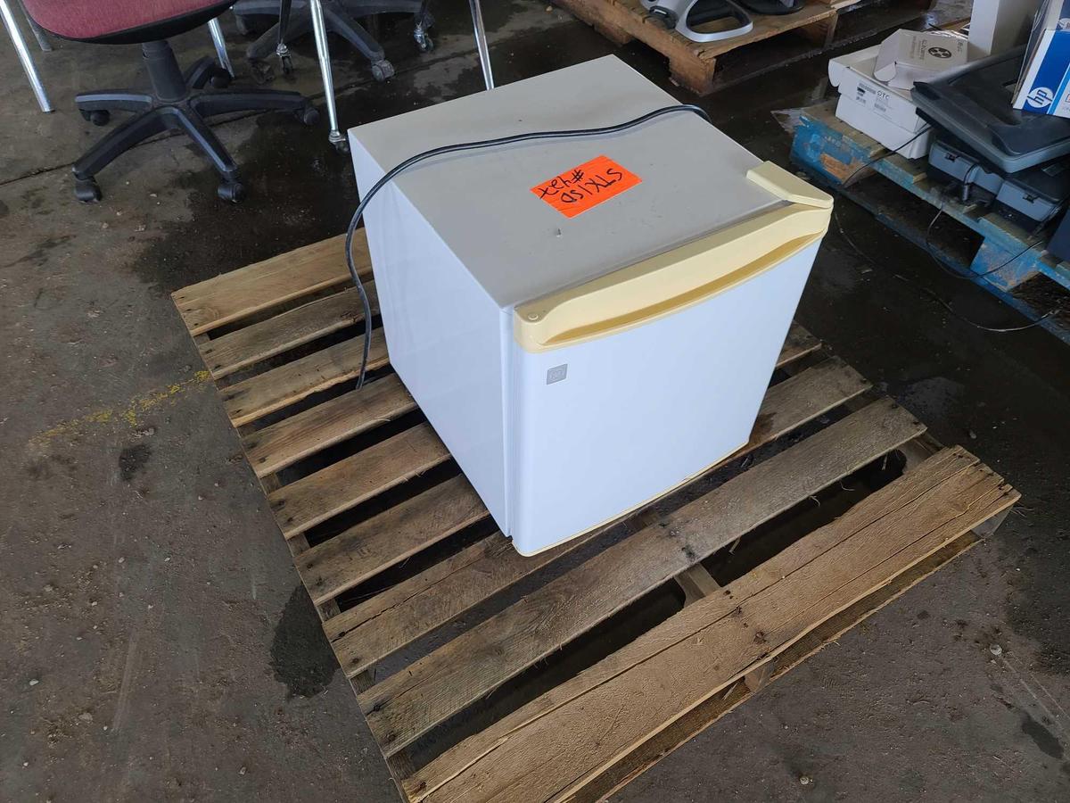 GE Mini Fridge