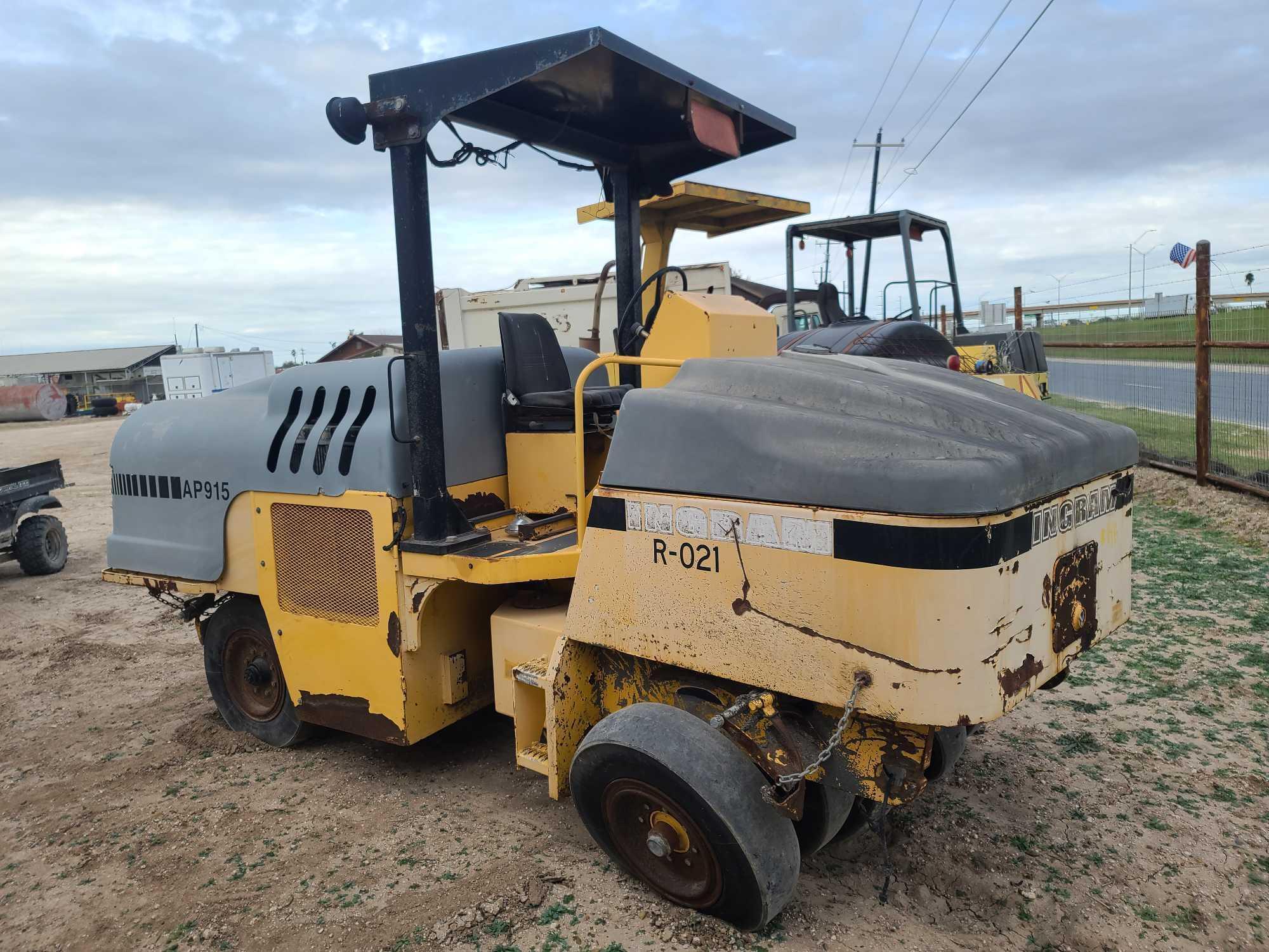 2007 Ingram AP - 915 Pneumatic Roller