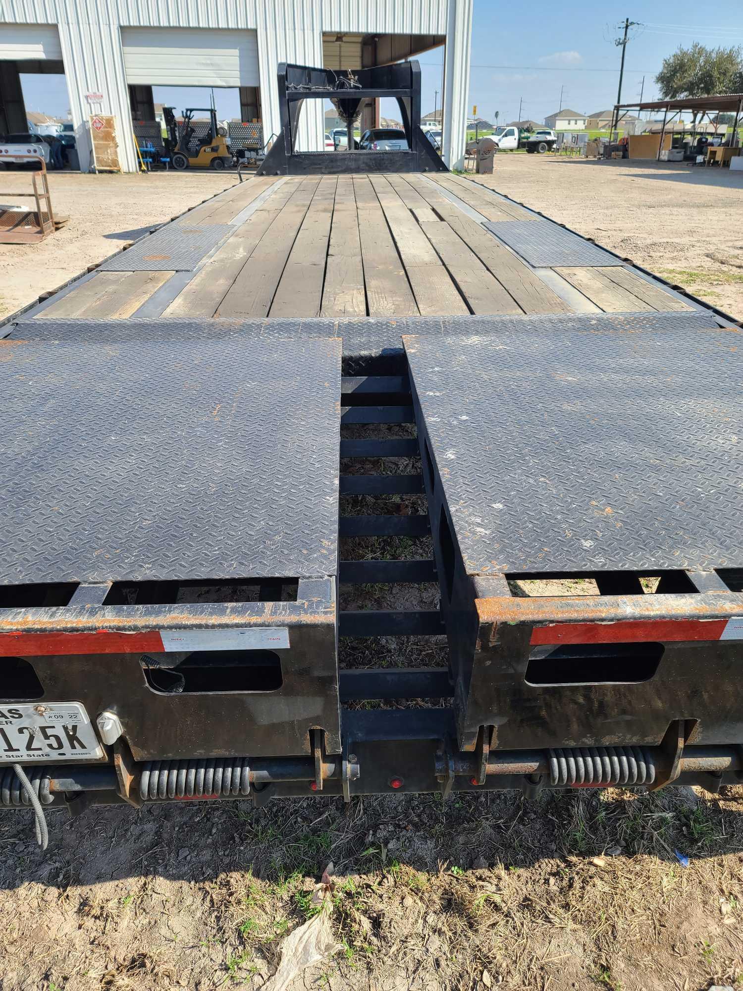 2021 Diamond C Trailer 30' Gooseneck Trailer, VIN # 46UFU3029M1233447