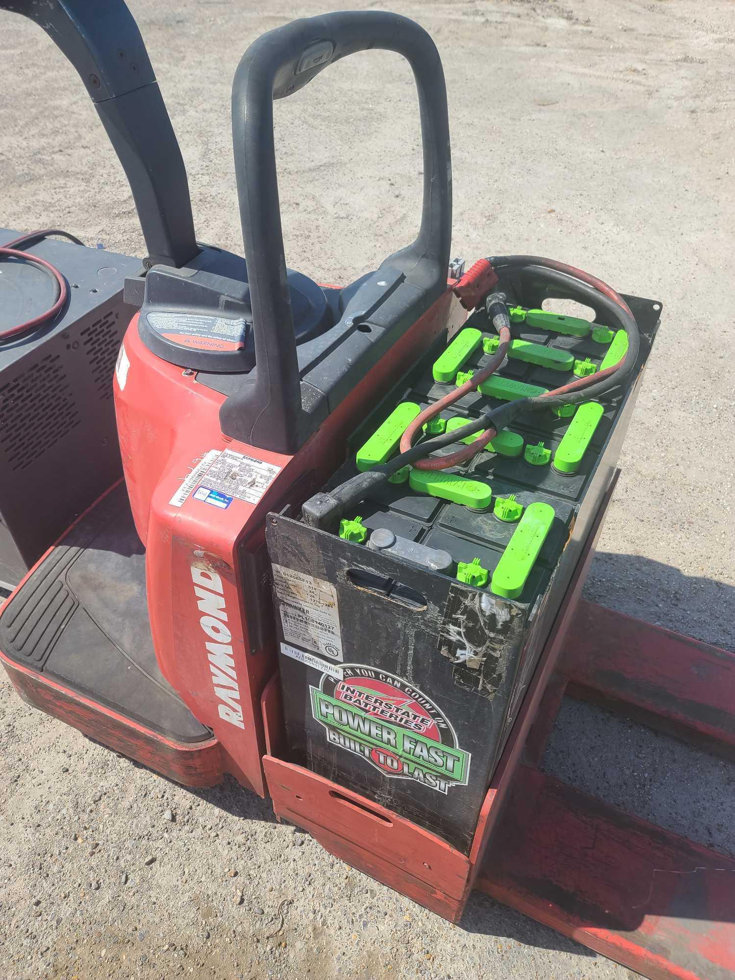 Raymond Model 8400 Lift w/(2) Battery Chargers