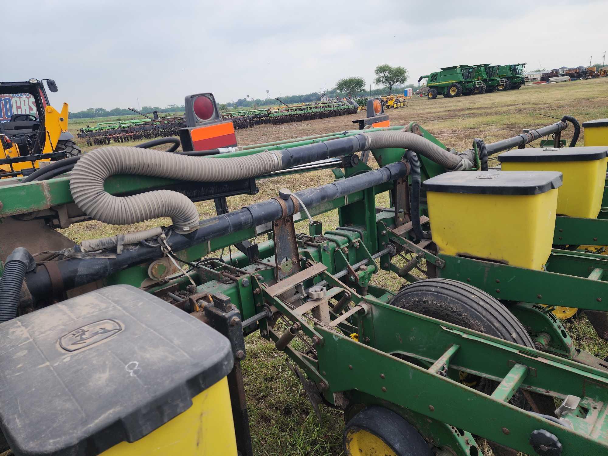 12 Row Folding John Deere Planter Max Emerge 2