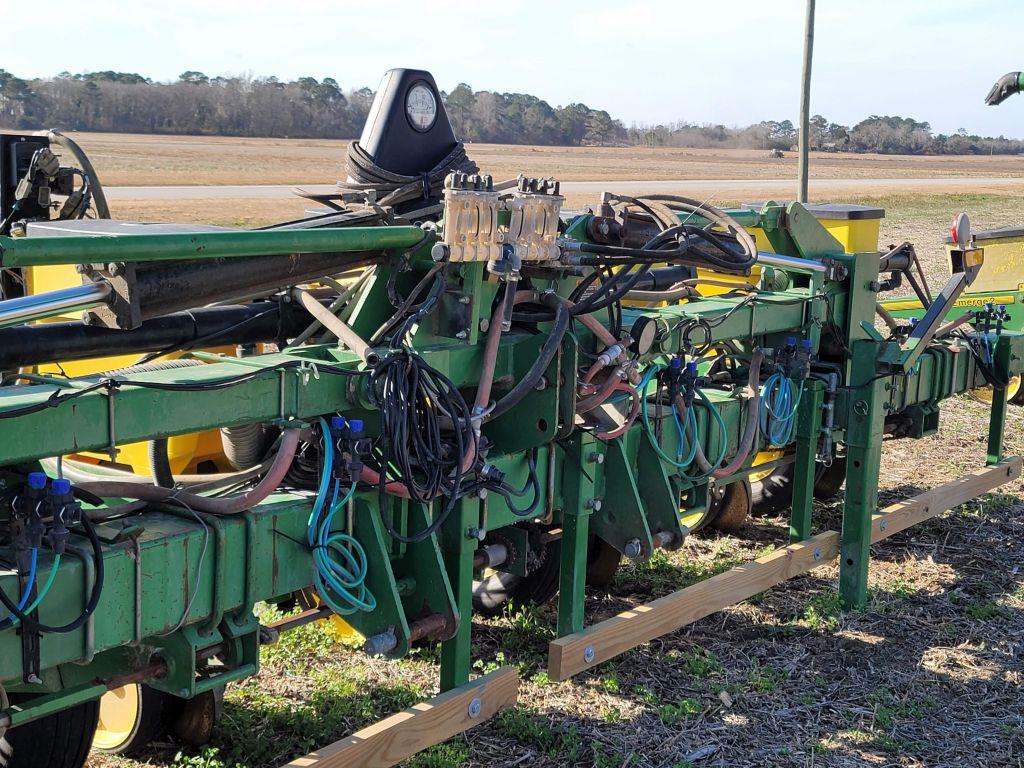 JOHN DEERE 7300 MAX EMERGE II VACUM PLANTER