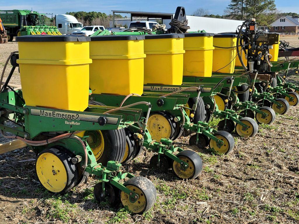 JOHN DEERE 7300 MAX EMERGE II VACUM PLANTER