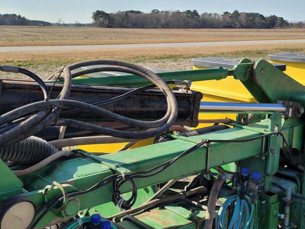 JOHN DEERE 7300 MAX EMERGE II VACUM PLANTER