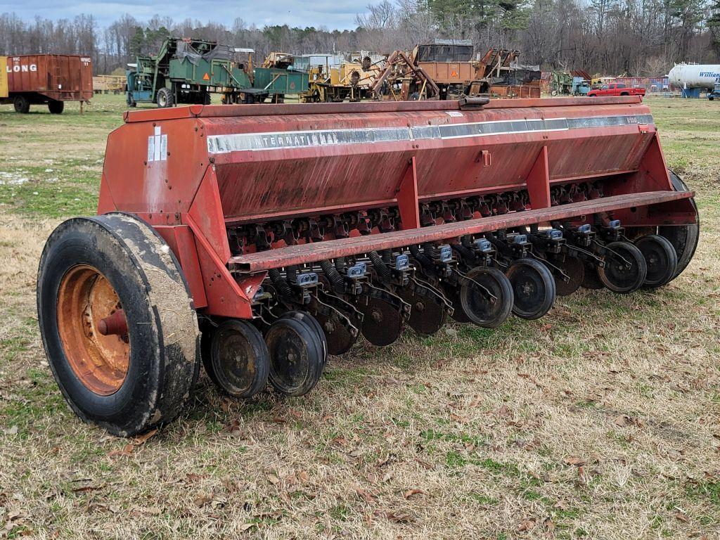 CASE-IH 5100 GRAIN DRILL (MISSING SOME PRESS WHEELS)