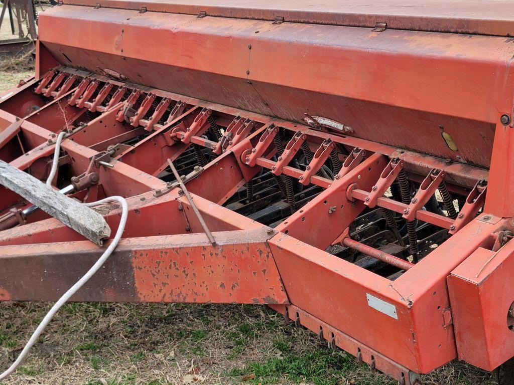 CASE-IH 5100 GRAIN DRILL (MISSING SOME PRESS WHEELS)