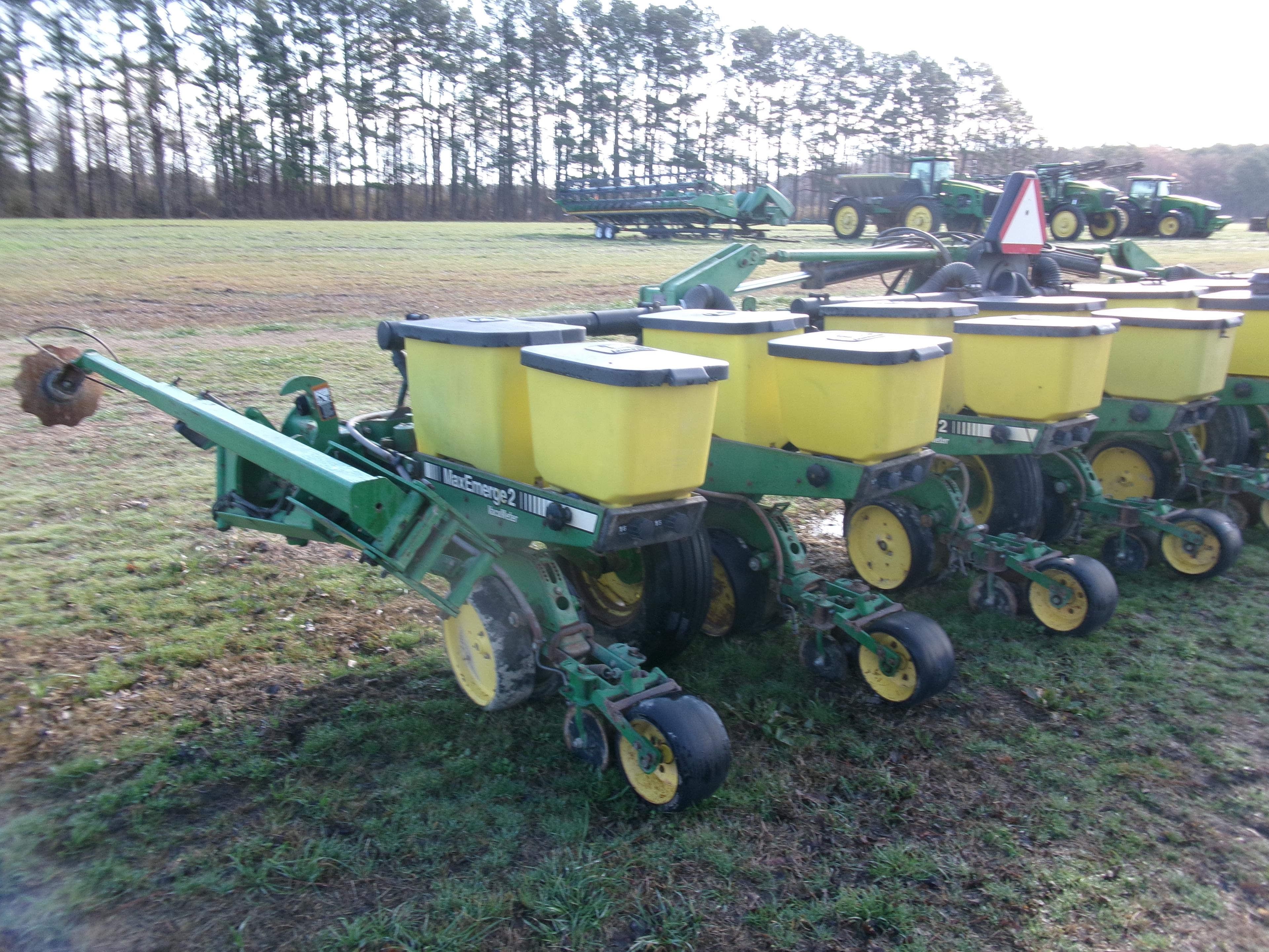 JD 7300 MAXEMERGE 2, 8 ROW VAC PLANTER, STACK FOLD, 36” ROWS, ROW MARKERS