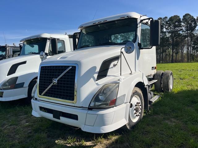 2006 VOLVO SINGLE AXLE ROAD TRACTOR 10 SPD EATON TRANS