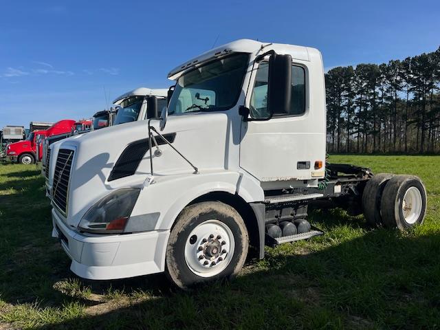 2006 VOLVO SINGLE AXLE ROAD TRACTOR 10 SPD EATON TRANS