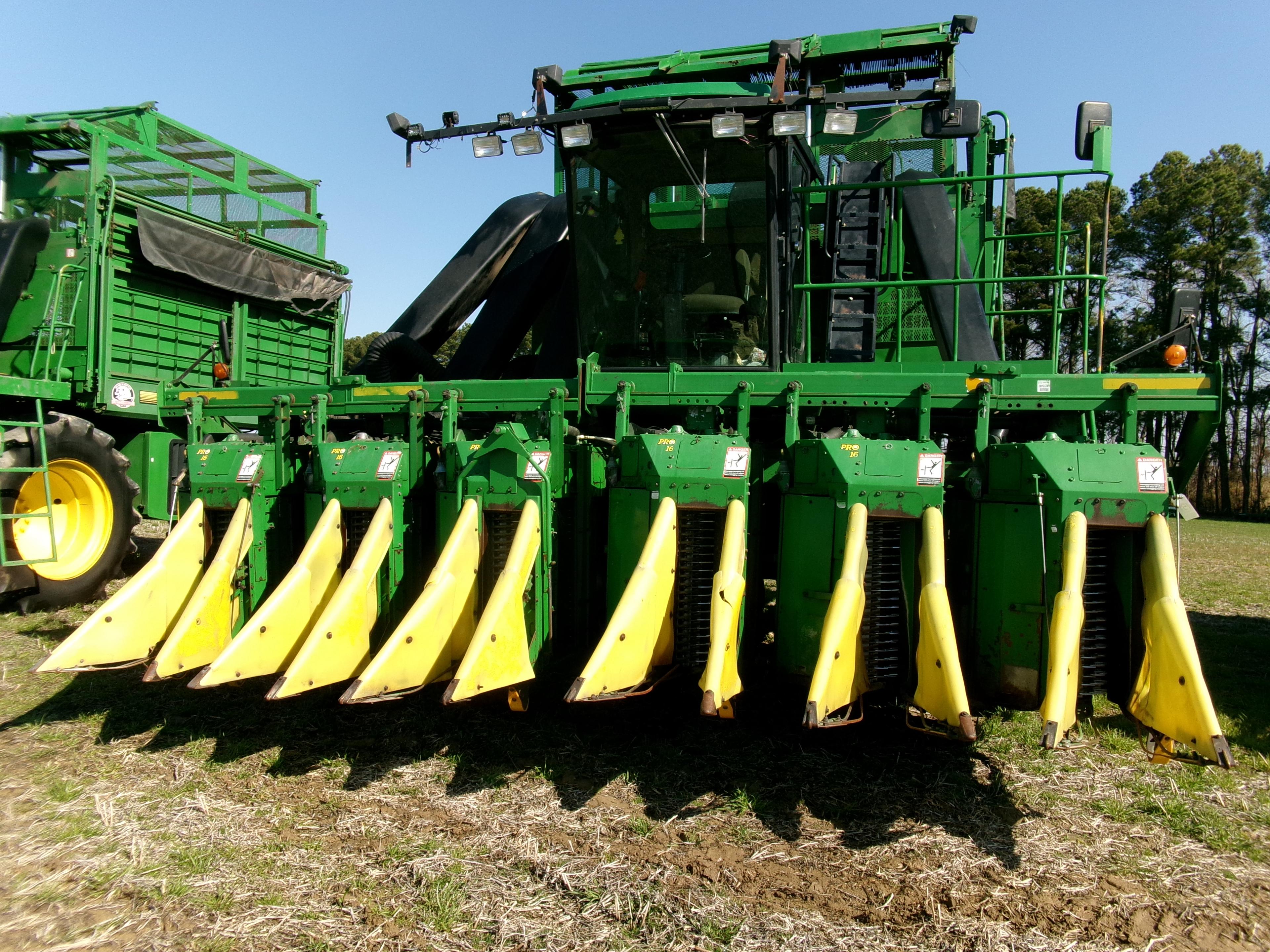 JD 9976 6 ROW COTTON PICKER, DUALS, PRO 16 HEADS, MUD HOG, 5019 ENG HRS, 3305 FAN HRS SN:006108