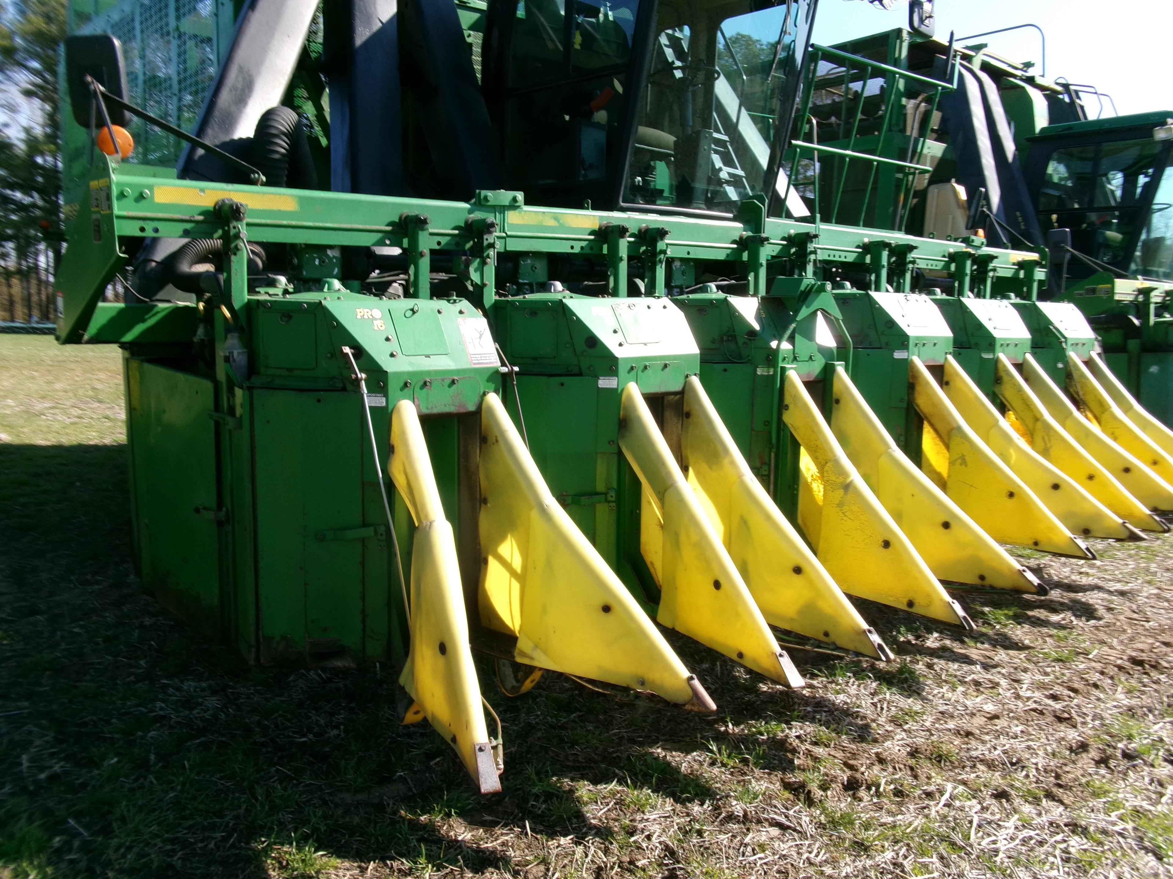 JD 9976 6 ROW COTTON PICKER, DUALS, PRO 16 HEADS, MUD HOG, 5019 ENG HRS, 3305 FAN HRS SN:006108