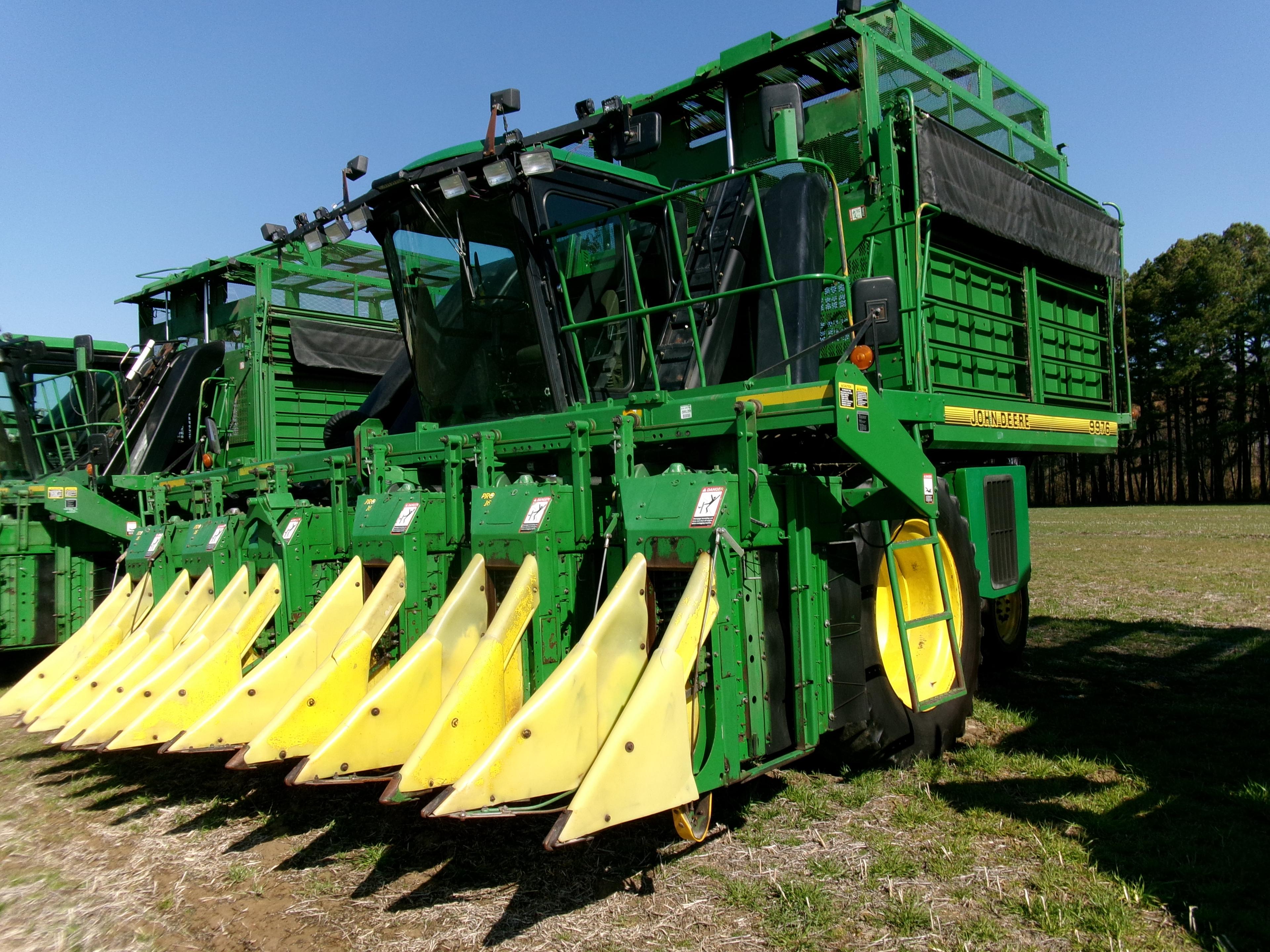 JD 9976 6 ROW COTTON PICKER, DUALS, PRO 16 HEADS, MUD HOG, 5019 ENG HRS, 3305 FAN HRS SN:006108