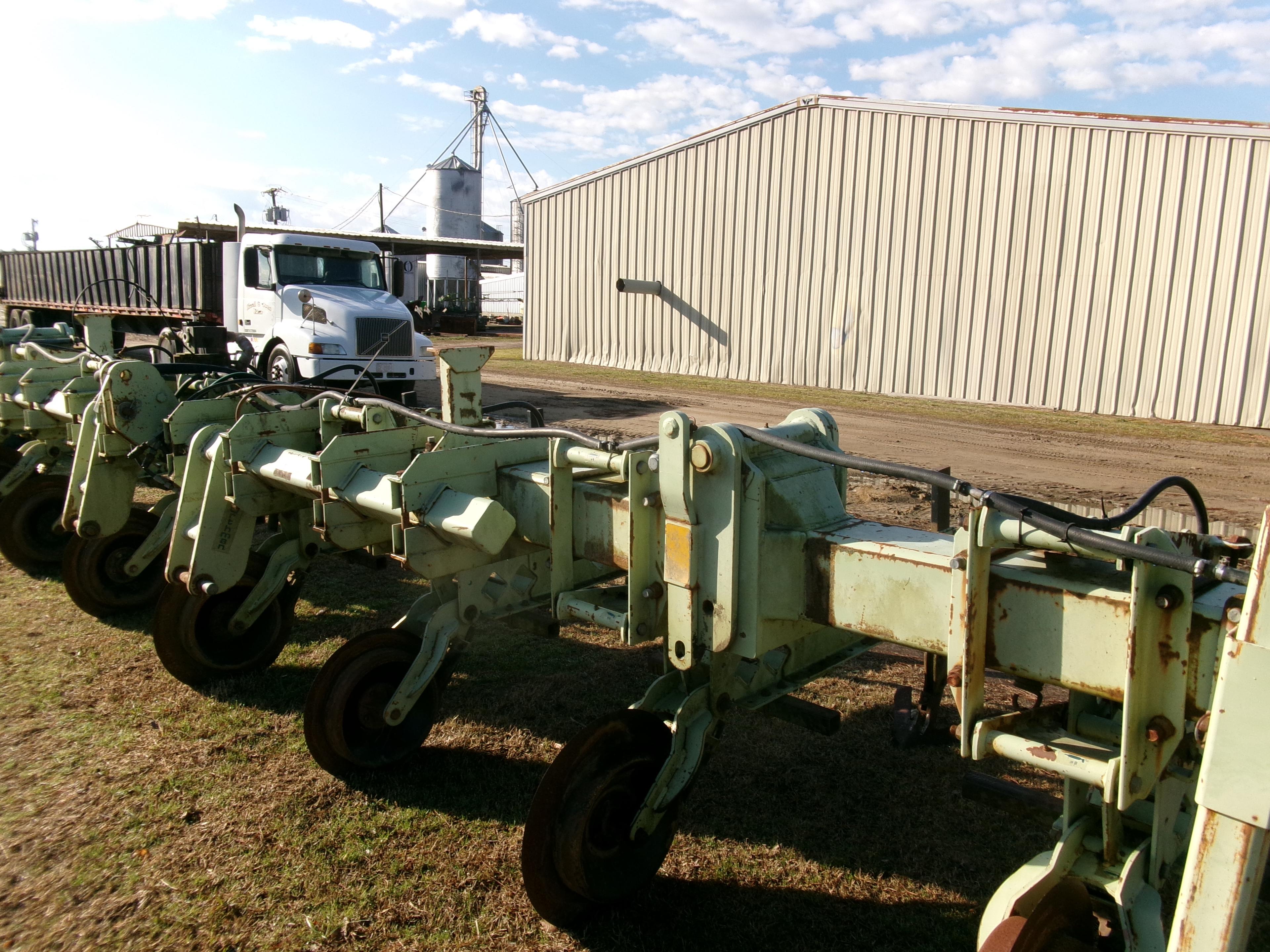 ORTHMAN 8 ROW CULTIVATOR, VERTICAL FOLD, 40” ROWS