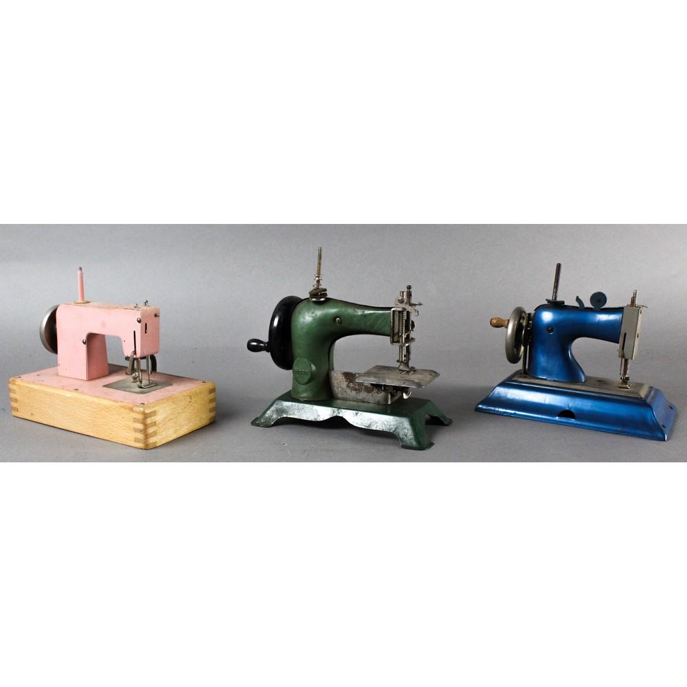 v cvnb Vintage Toy Sewing Machine Toys (3)